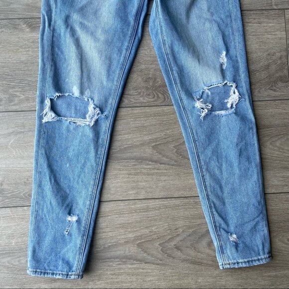 American Eagle Ripped High Rise Light Wash Mom  Jean - Picture 6 of 16